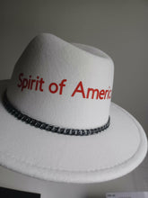 Cargar imagen en el visor de la galería, Retro felt Wool hat with a leather Buckle accessory.

