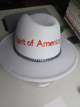 Cargar imagen en el visor de la galería, Retro felt Wool hat with a leather Buckle accessory.
